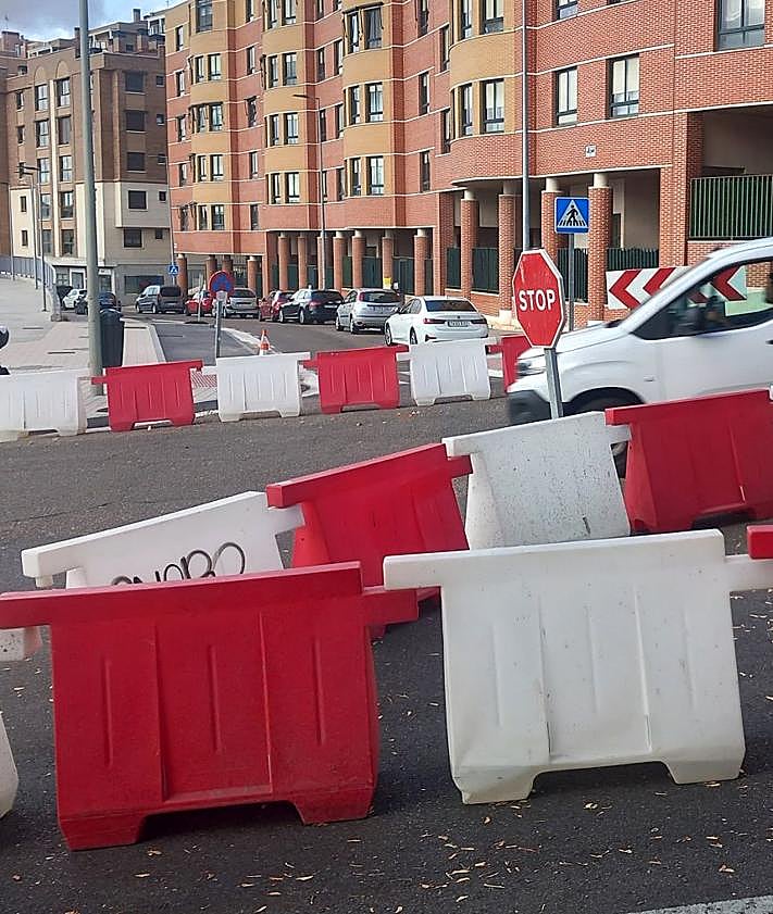 Imagen secundaria 2 - La señalización que indica que el acceso a Enrique Cubero desde Ciudad de la Habana continúa abierto para entrar a los vado pese a que se cortado hoy al tráfico.