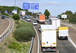 Camiones circulan por Valladolid en una imagen de archivo.