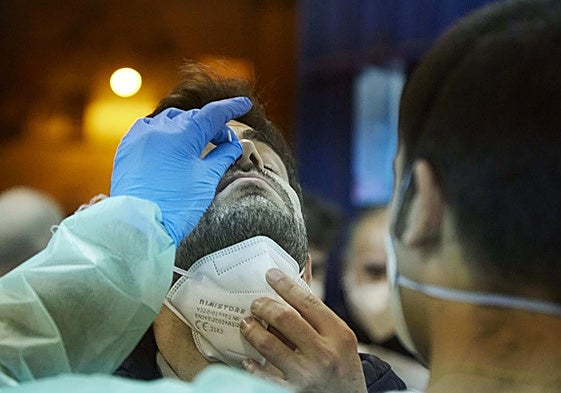 Un sanitario realiza un test de antígenos, en una imagen de archivo.