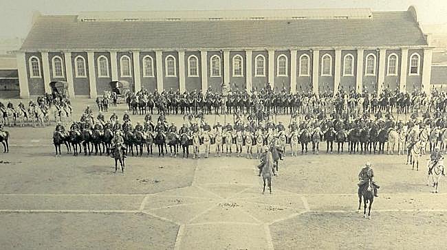 Imagen antes - El regimiento de Caballería, a principios del siglo XX, y el mismo escenario, en el que se encuentra su plaza principal, en la actualidad.