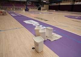 Papeleras colocadas en el parqué de Pisuerga