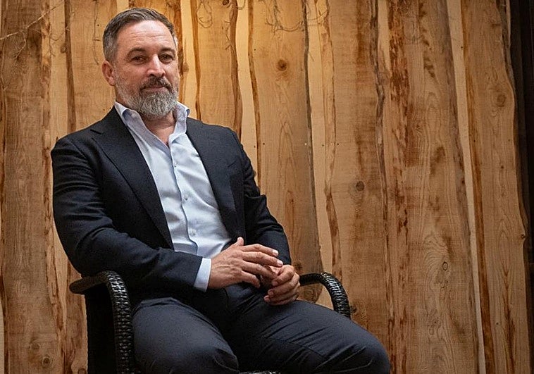 Santiago Abascal, en el porche del Asador Las Brasas, en Valsaín (Segovia), donde se realizó la entrevista.