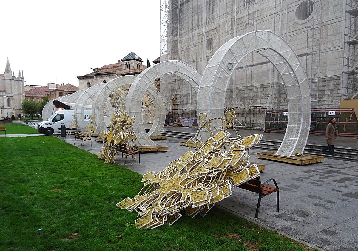 Instalación de los arcos navideños en la plaza de Portugalete de Valladolid, este miércoles por la mañana.