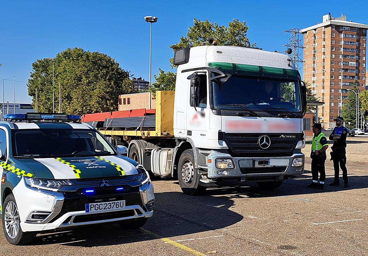 Agentes de la Policía Local y de la Guardia Civil inspeccionan un camión que transporta mercancías.