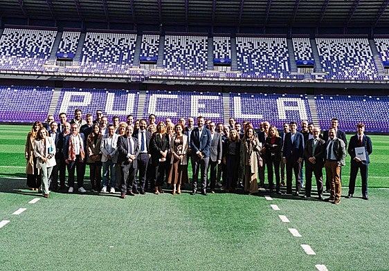 Asistentes a la jornada celebrada por APD en Zorrilla, con Gabriel Solares, copresidente del Real Valladolid, en el centro.