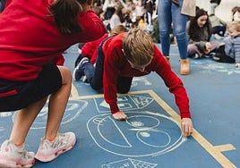Alumnos de La Salle dibujan sobre el suelo del patio.