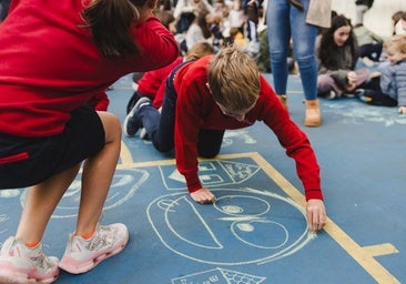 Sonrisas de tiza de colores y solidaridad en el patio de La Salle