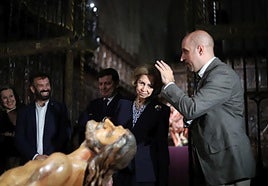 Doña Sofía contempla una de las obras comentadas por el comisario de la exposición.