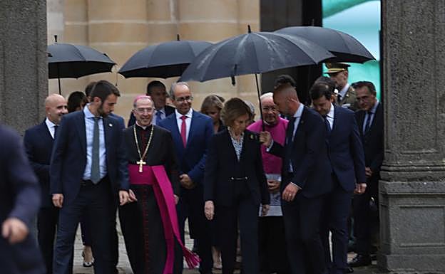 Doña Sofía, a su llegada a la Catedra. de Zamora.
