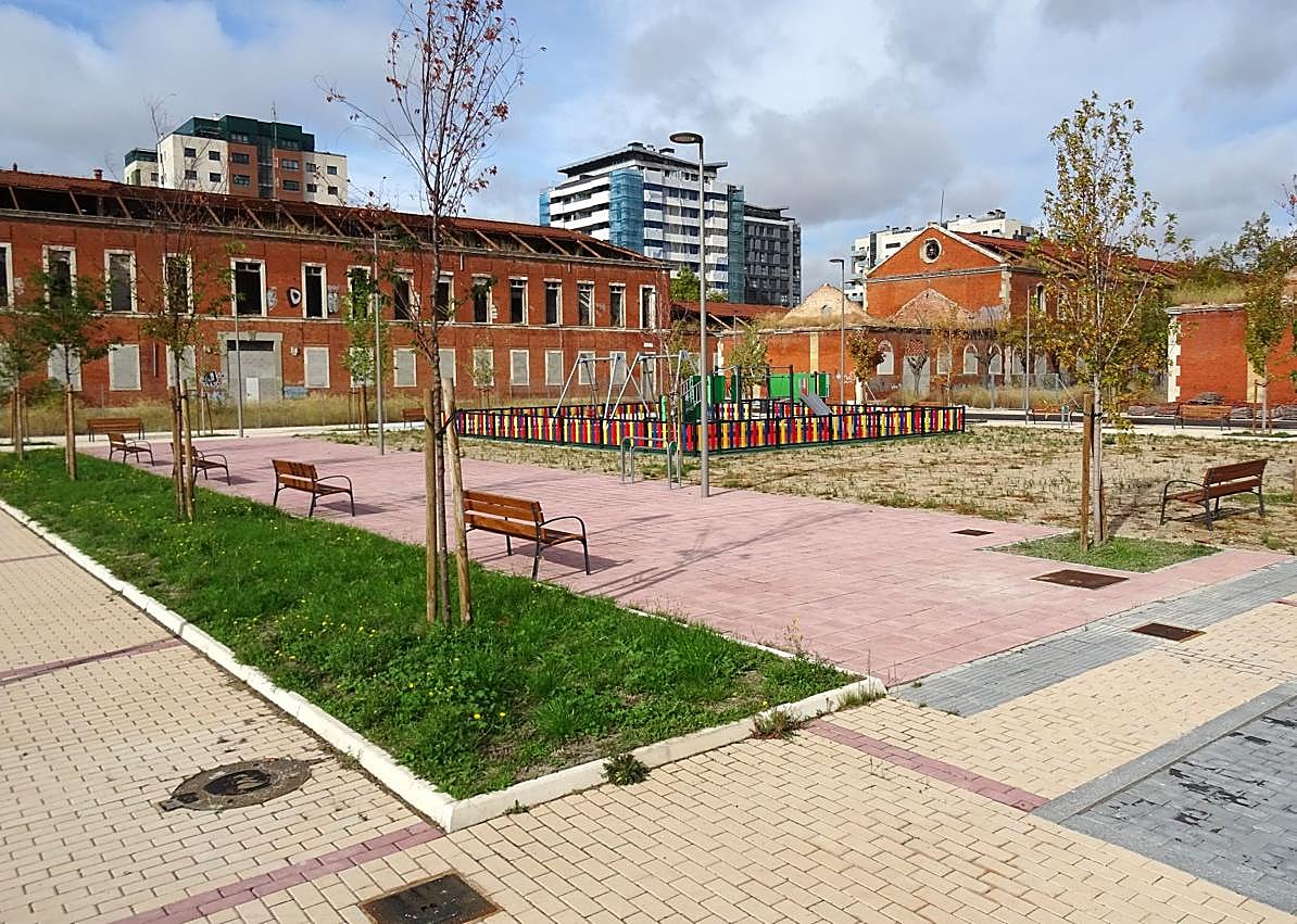 Imagen secundaria 1 - Arriba, dos jóvenes pasean por una de las nuevas calles del interior del Conde Ansúrez, en la que se han colado los primeros coches. Debajo, a la izquierda, la futura plaza de la Dignidad Humana. A la derecha, un viejo grafiti en una de sus calles.