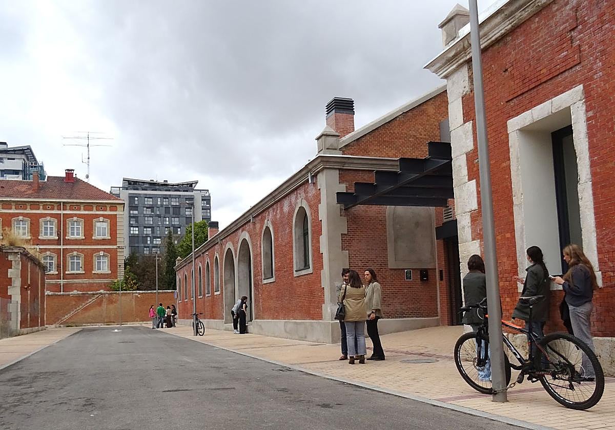 Alumnos de la Escuela Superior de Diseño, ante su nueva sede, en una de las calles del entramado urbanizado del antiguo cuartel Conde Ansúrez. Al fondo, los edificios de la Ciudad de la Comunicación.