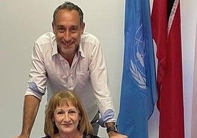 Ugo Blando, junto a su madre, en su oficina en Trinidad y Tobago