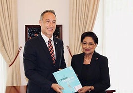 Ugo Blanco junto a Kamla Persad-Bissessar, primera ministra de Trinidad y Tobago