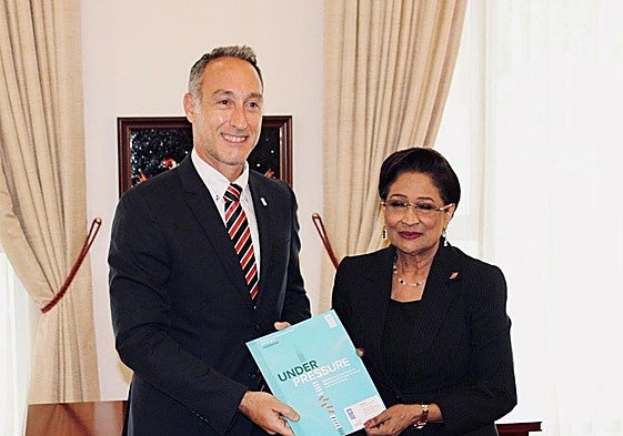 Ugo Blanco junto a Kamla Persad-Bissessar, primera ministra de Trinidad y Tobago