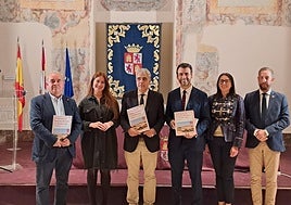 El alcalde de Urueña, Francisco Rodríguez, la diputada de Cultura, Yolanda Burgoa, el director general de Patrimonio de Castilla y León, Juan Carlos Prieto, el presidente de la Red de Conjuntos Históricos de Castilla y León, David Esteban, la concejala de Desarrollo Local de Medina del Campo, Patricia Carreño y el alcalde de Ciudad Rodrigo, Marcos Iglesias, durante la presentación del IX Encuentro de Conjuntos Históricos de CyL