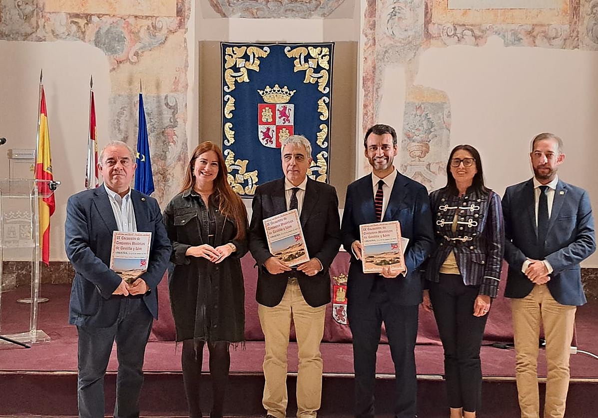 El alcalde de Urueña, Francisco Rodríguez, la diputada de Cultura, Yolanda Burgoa, el director general de Patrimonio de Castilla y León, Juan Carlos Prieto, el presidente de la Red de Conjuntos Históricos de Castilla y León, David Esteban, la concejala de Desarrollo Local de Medina del Campo, Patricia Carreño y el alcalde de Ciudad Rodrigo, Marcos Iglesias, durante la presentación del IX Encuentro de Conjuntos Históricos de CyL