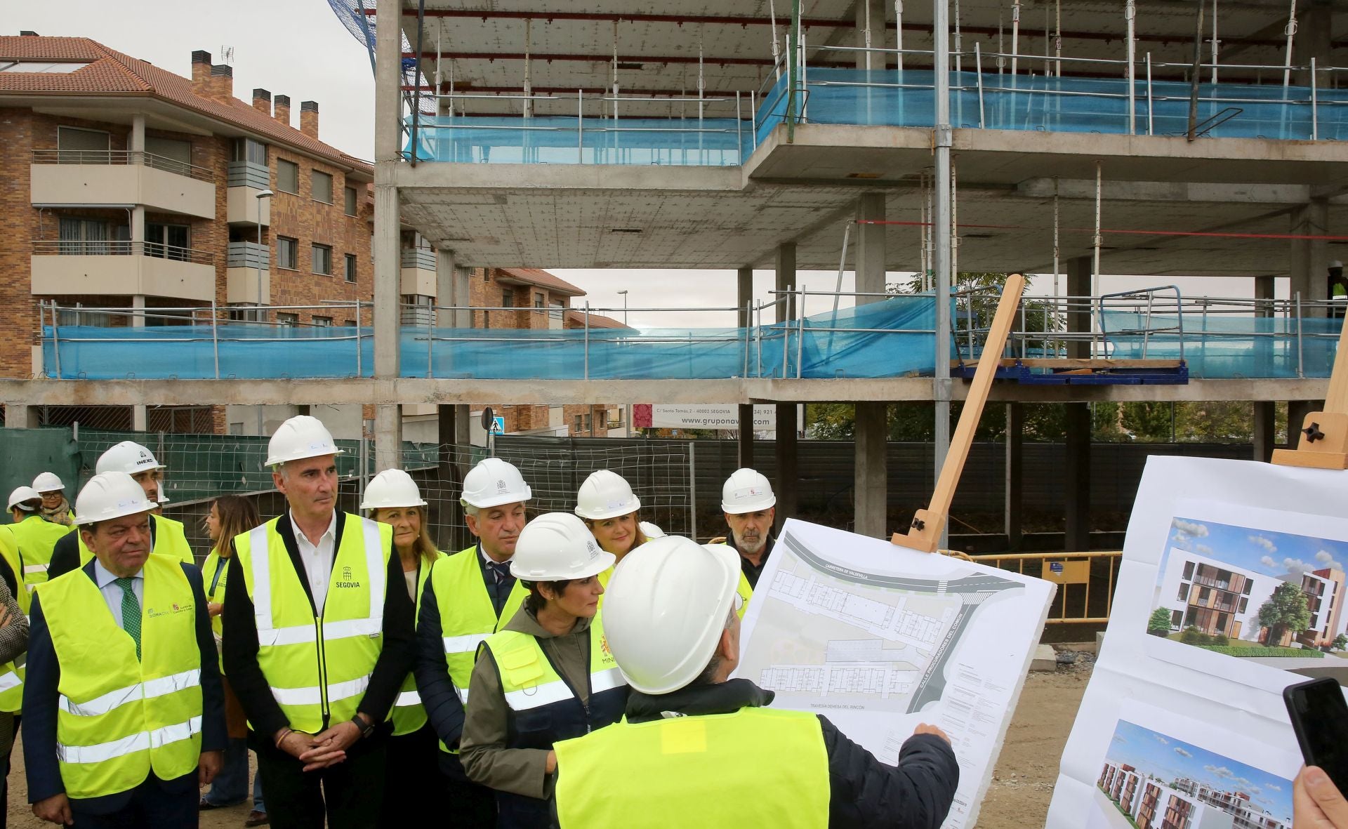 Fotos de la visita de la ministra a las obras de las viviendas colaborativas