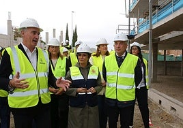 El alcalde habla con la ministra en el transcurso de la visita a las obras.
