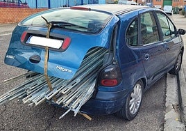 Listones metálicos que portaba el vehículo en el maletero.