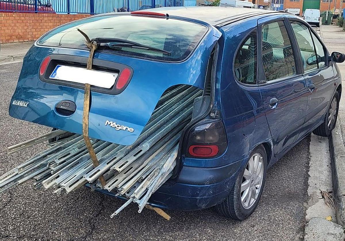 Listones metálicos que portaba el vehículo en el maletero.