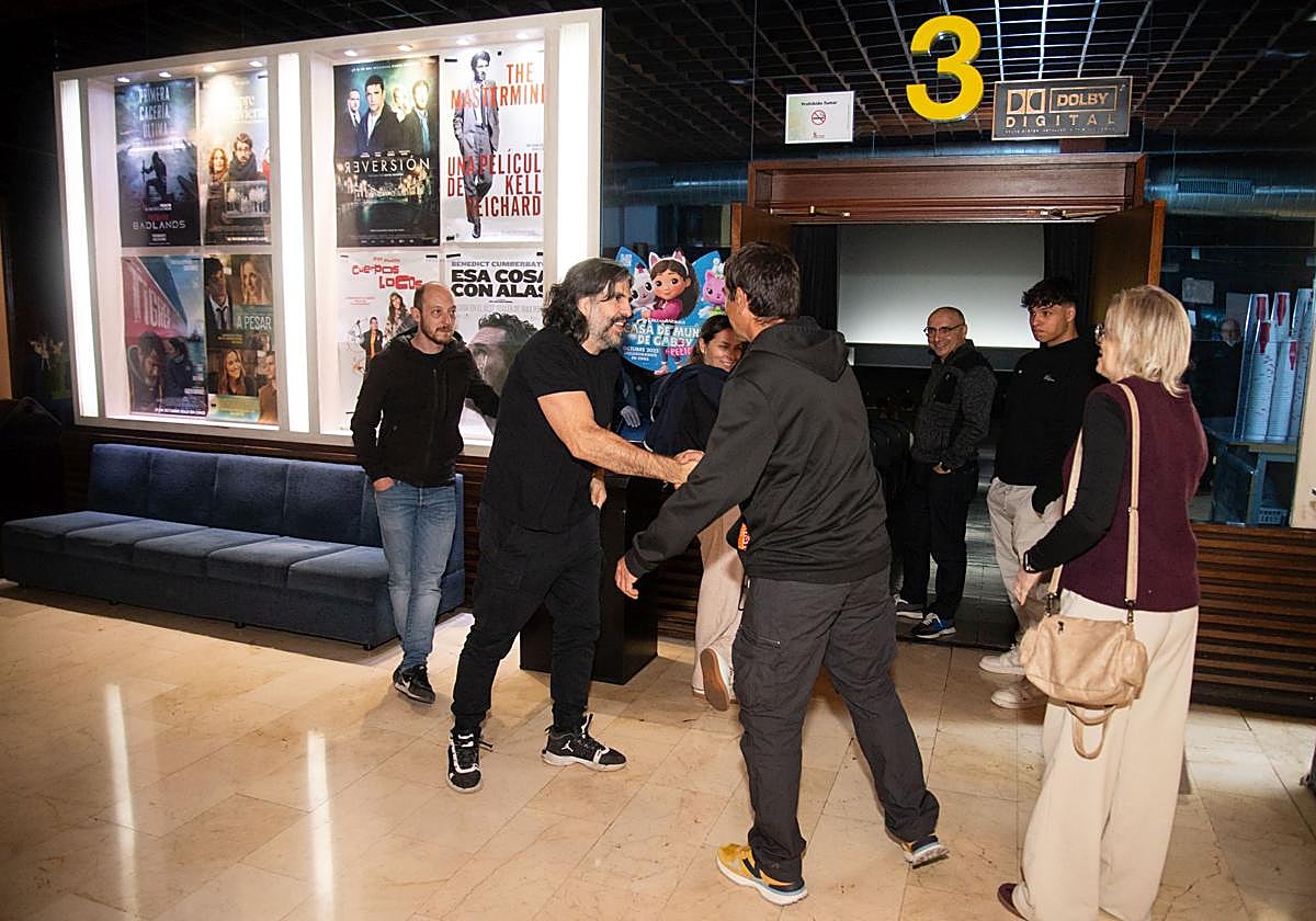 J. J. Vaquero saluda al público que acudió a los Multicines Avenida.