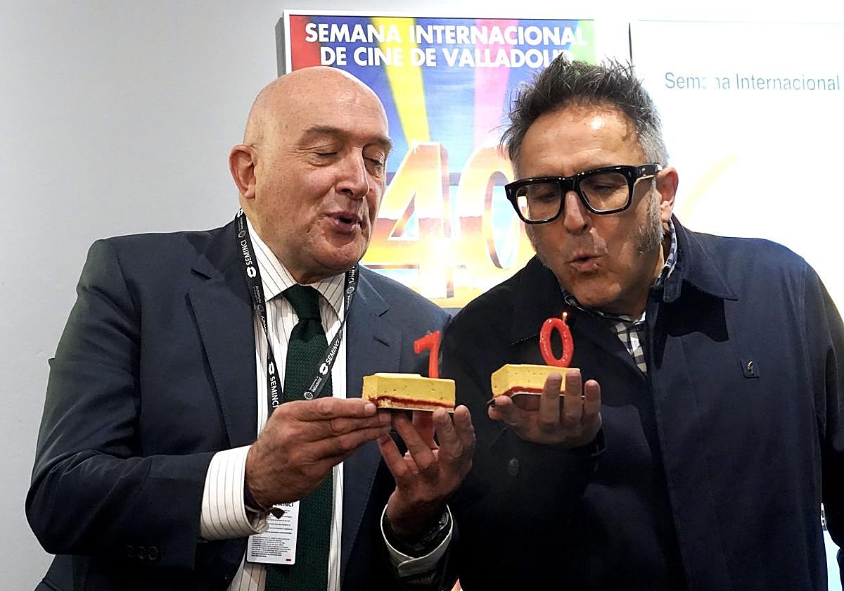 Jesús Julio Carnero y José Luis Cienfuegos soplan las velas del 70 aniversario.