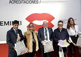 Responsables de Unicaja junto al alcalde, Jesús Julio Carnero; el director de la Seminci, José Luis Cienfuegos, y la concejala de Turismo, Blanca Jiménez, recogen las acreditaciones del festival.