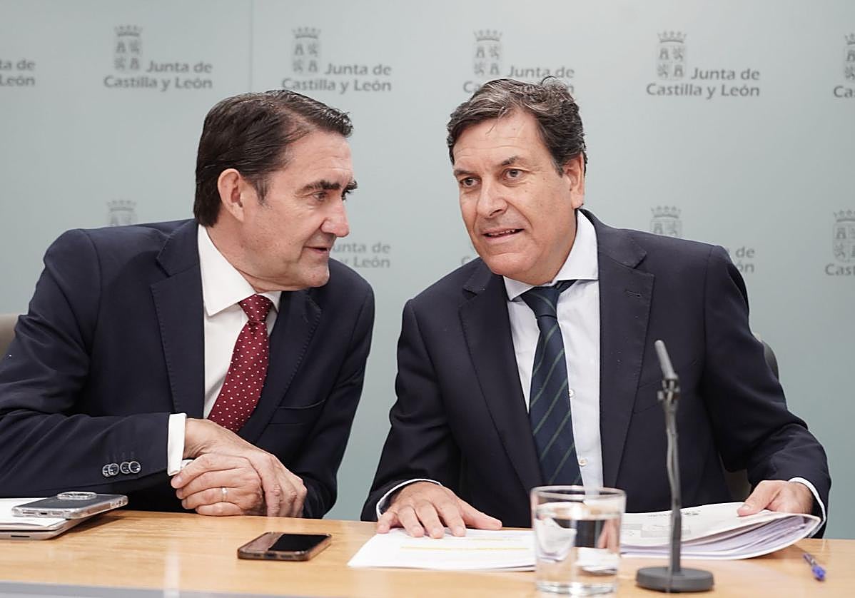 El consejero de Medio Ambiente, Juan Carlos Suárez-Quiñones (izquierda), charla con el portavoz de la Junta, Carlos Fernández Carriedo, este jueves en la rueda de prensa posterior al Consejo de Gobierno.