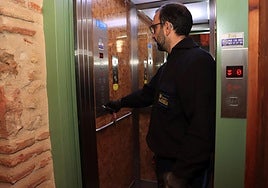 Un técnico de mantenimiento revisa un ascensor en Segovia capital.