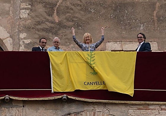 La doctora berciana Marisa López-Teijón junto al presidente del Parlament de Catalunya, Josep Rull (D), en el acto de donación del castillo de Canyelles.