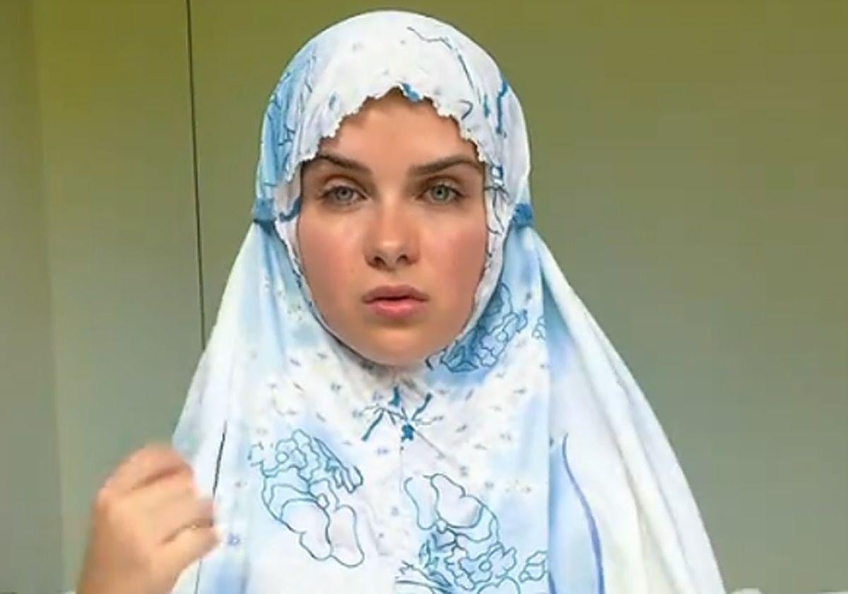 Marina Yers, con hiyab.