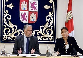 Carlos Pollán (Vox) y Ana Sánchez (PSOE), antes de iniciarse la reunión de la Mesa de las Cortes.