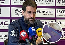 David Barrio, este jueves en rueda de prensa. A la derecha, las toallas para neutralizar el agua el pasado martes.