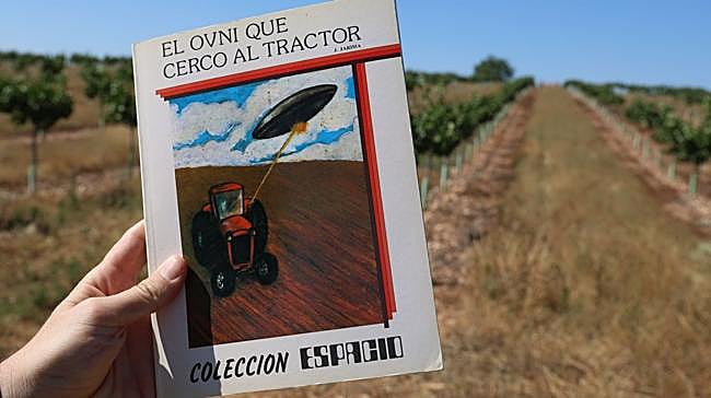 Hace 50 años se produjo en la provincia de Valladolid de uno de los avistamientos más importantes de la ufología española. El agricultor Emiliano Velasco aseguró haber visto un artefacto extraño que voló a su alrededor y le disparó un rayo de luz, creando un agujero perfecto en el cristal de su tractor. Sucedió en...