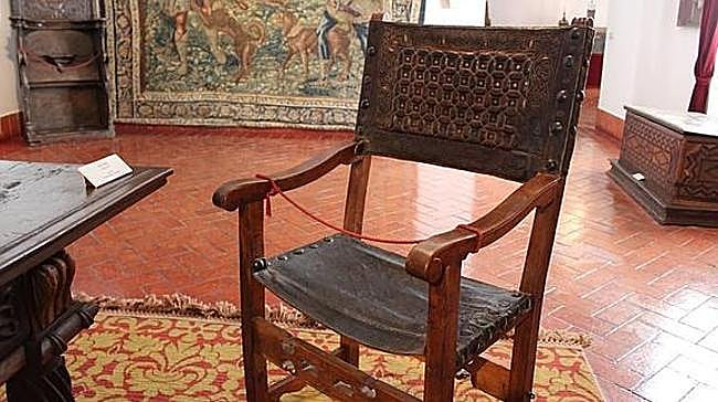 Una de las leyendas más conocidas de Valladolid es la de un sillón expuesto en el Palacio de Fabio Nelli. Cuentan que se cobró la vida de dos bedeles de la Universidad de Valladolid que osaron sentarse en él. Lo llaman el sillón... 