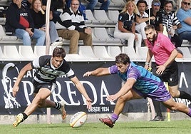 Disputa por un balón dividido en el Chami-La Vila de la última jornada.