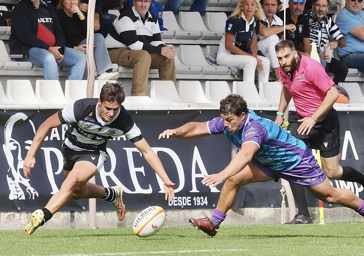 Disputa por un balón dividido en el Chami-La Vila de la última jornada.