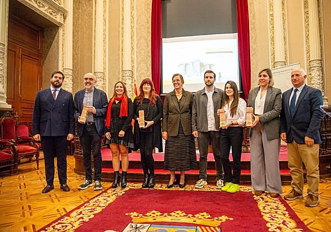 Los ganadores de los Terra Premios Ibérica posan con los representantes institucionales.
