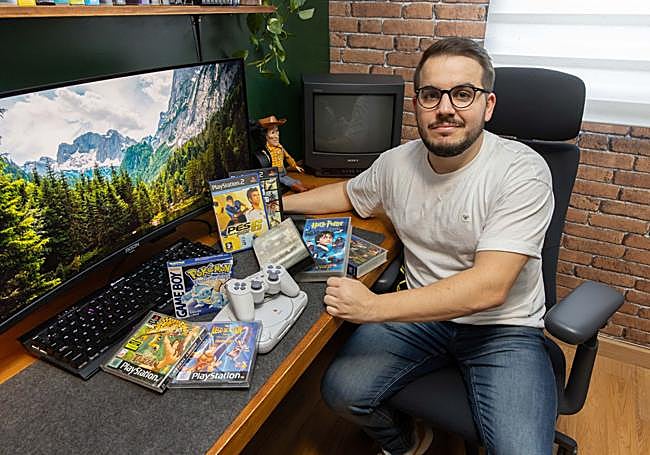 David Pintado (Retropaint), en su escritorio con algunos de sus videojuegos.