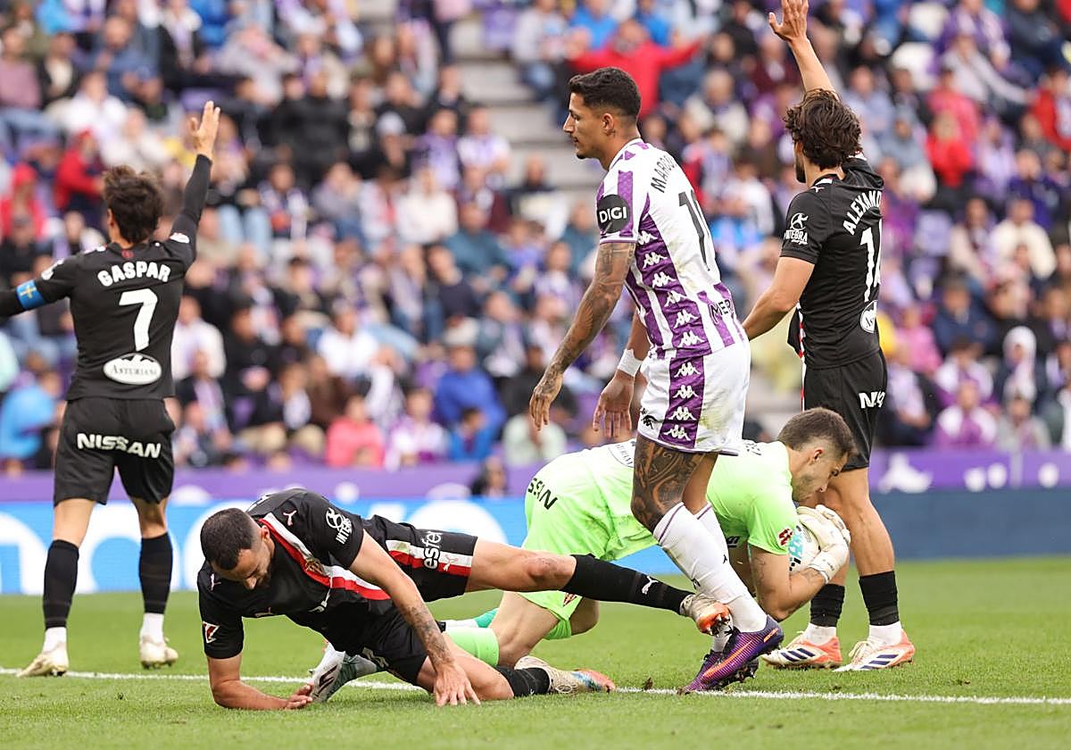 Marcos André intenta rematar un centro que llega a manos del portero del Sporting.