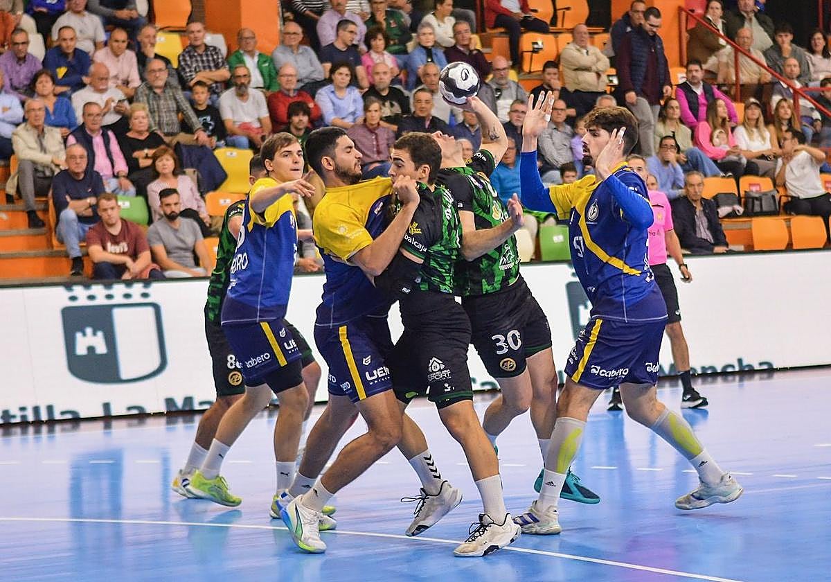 La defensa del Recoletas frena el intento de lanzamiento.