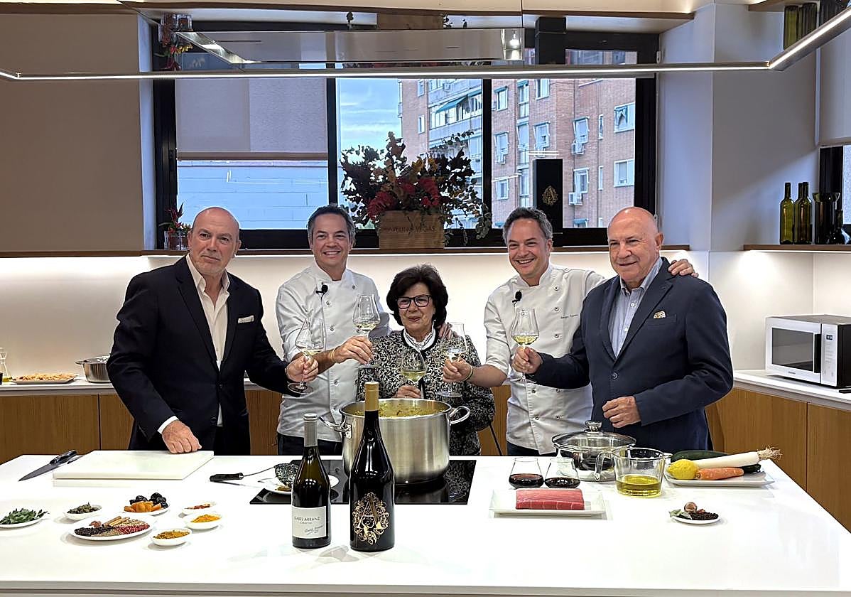 Los representantes de Avelino Vegas brindan junto a los hermanos Torres.