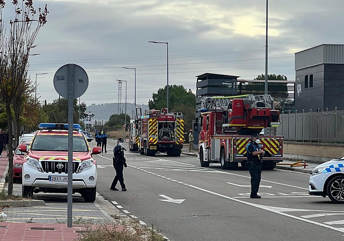 Despliegue de Bomberos y Policía este viernes en la carretera de Villabáñez.