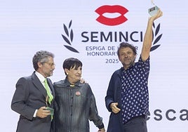 Sergi Casamitjana y Gonzalo Salazar-Simpson, directores de la Escola Superior de Cinema i Audiovisuals de Catalunya (ESCAC) y la Escuela de Cinematografía y del Audiovisual de la Comunidad de Madrid (ECAM), recogen la Espiga de Honor de 2025 de las manos de la actriz Blanca Portillo en la gala de inauguración de la 70 Seminci.