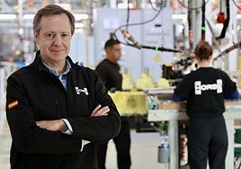 Alberto de los Ojos ante una línea de la factoría de Motores de Horse en Valladolid.