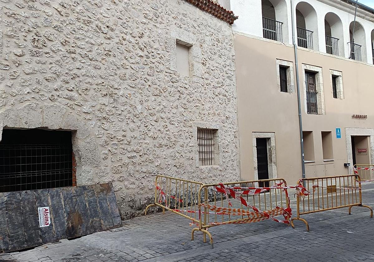 Vallado del edificio.