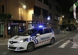 Le dan un puñetazo por mediar cuando tres hombres increpaban a una mujer