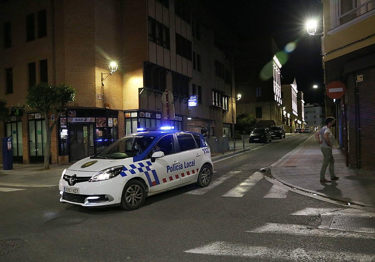 Le dan un puñetazo por mediar cuando tres hombres increpaban a una mujer