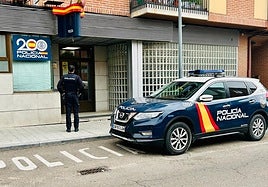 Un agente frente a la Comisaría de Policía Nacional en Medina del Campo.