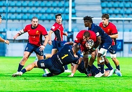 Uno de los jugadores de Iberians trata de progresar ante la defensa rumana.